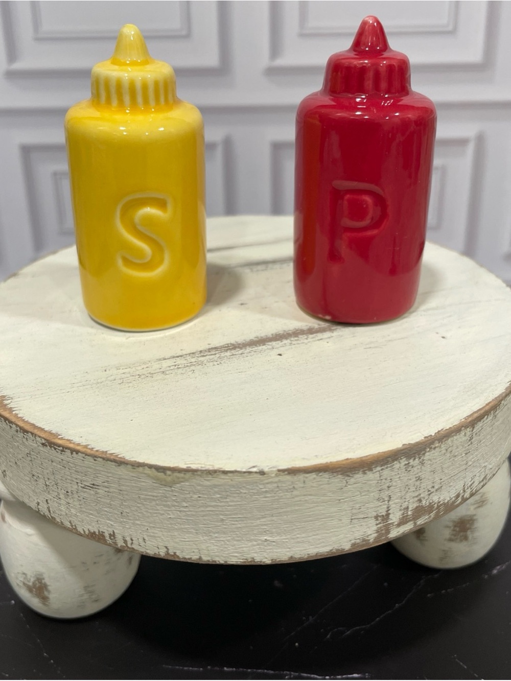 Cracker Barrel Mini Ceramic Yellow Salt and Red Pepper Shaker Set